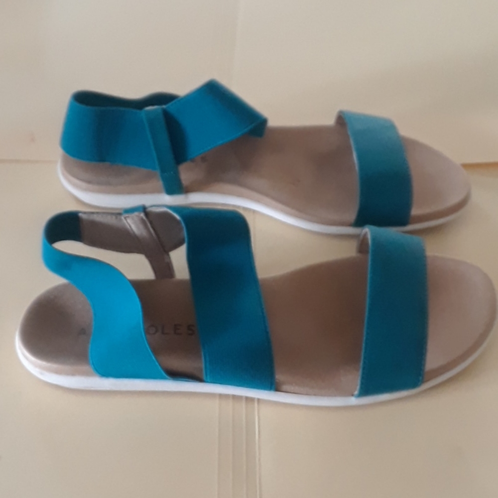 Aerosols sandals